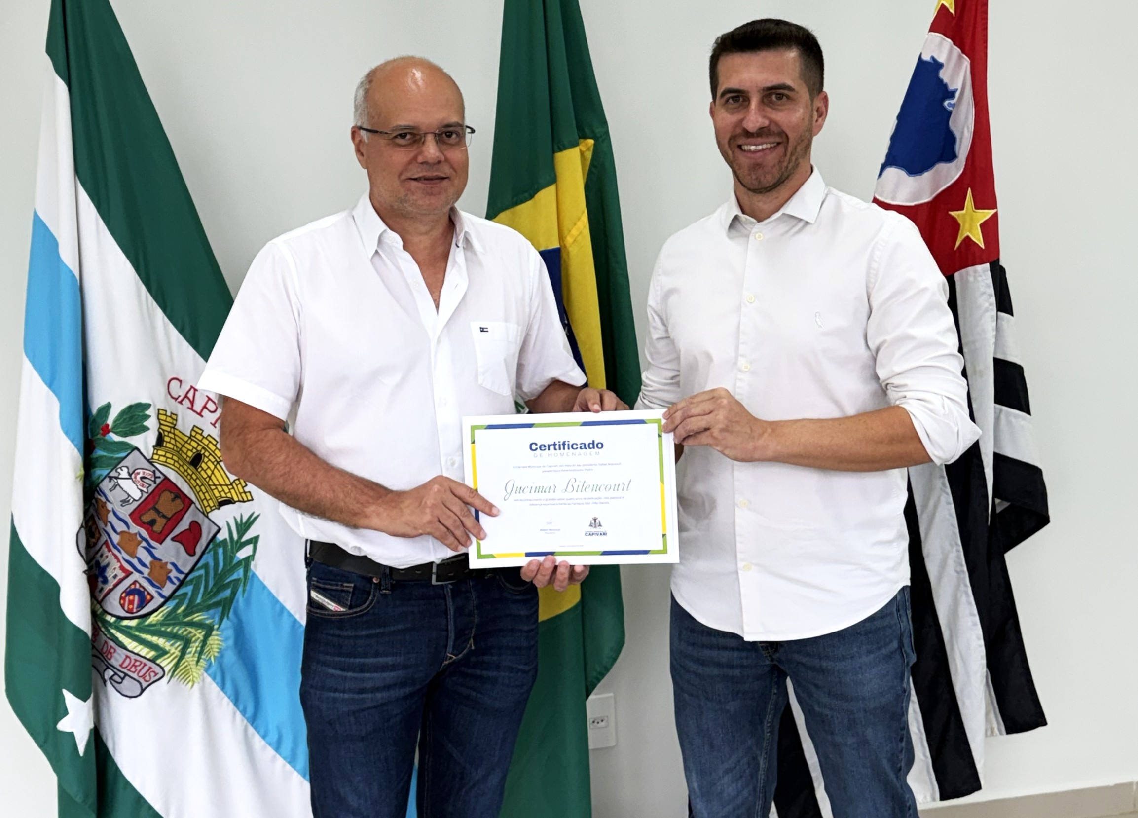 Presidente da Câmara Rafael Massouh entrega duas moções ao padre Jucimar Bitencourt