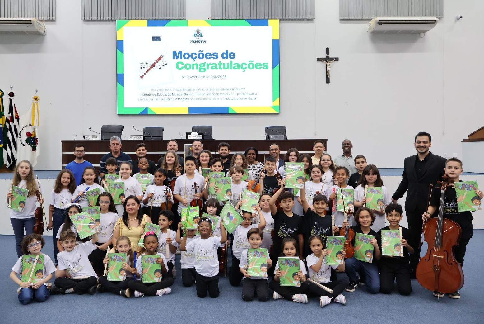 Câmara Municipal de Capivari entrega Moções de Congratulações à Professora Mestra Elizandra Martins
