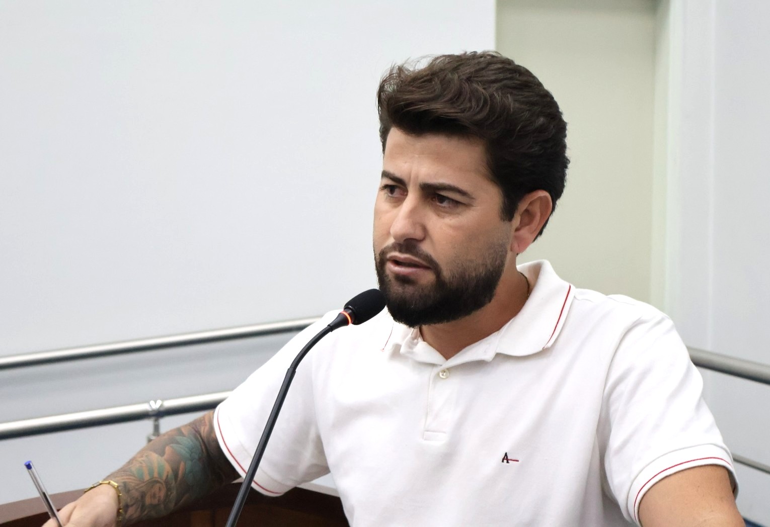 Vereador Sandro Modas cobra esclarecimentos sobre gastos excessivos do Executivo e decreto sobre dívidas com mais de 120 dias atrasadas