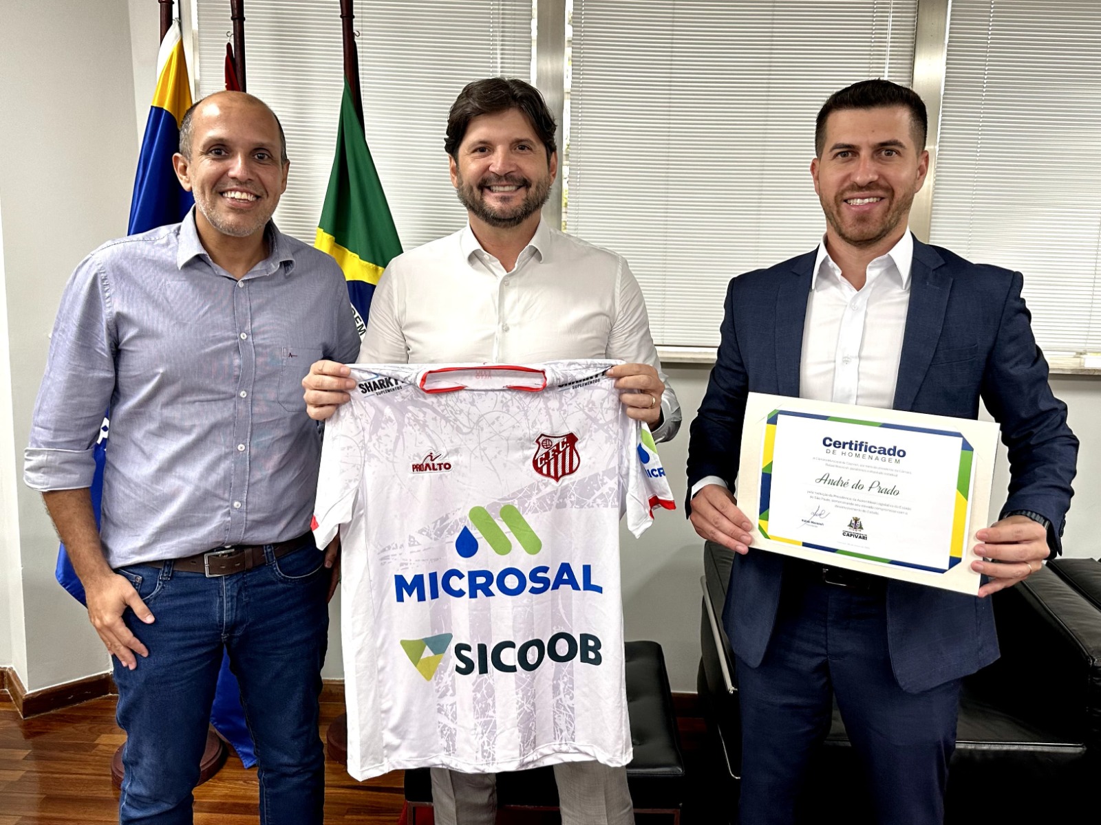 Presidente da Câmara de Capivari, Rafael Massouh, homenageia André do Prado e os 190 anos da Alesp