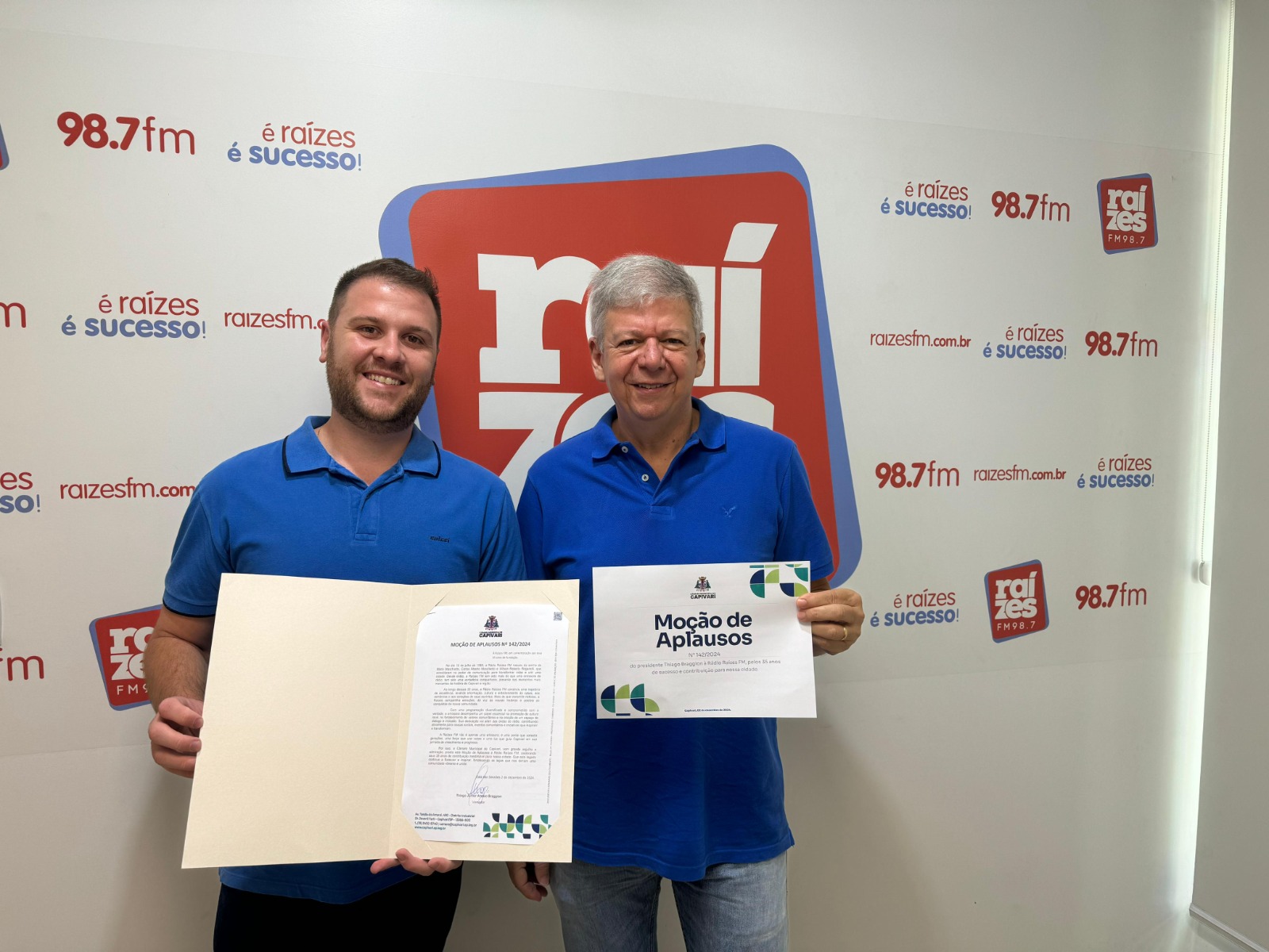 Presidente da Câmara Thiago homenageia Rádio Raízes FM pelos seus 35 anos