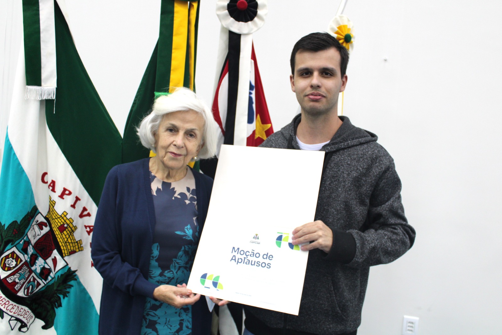 Ruan Henrique entrega moção aos trabalhadores das praças centrais