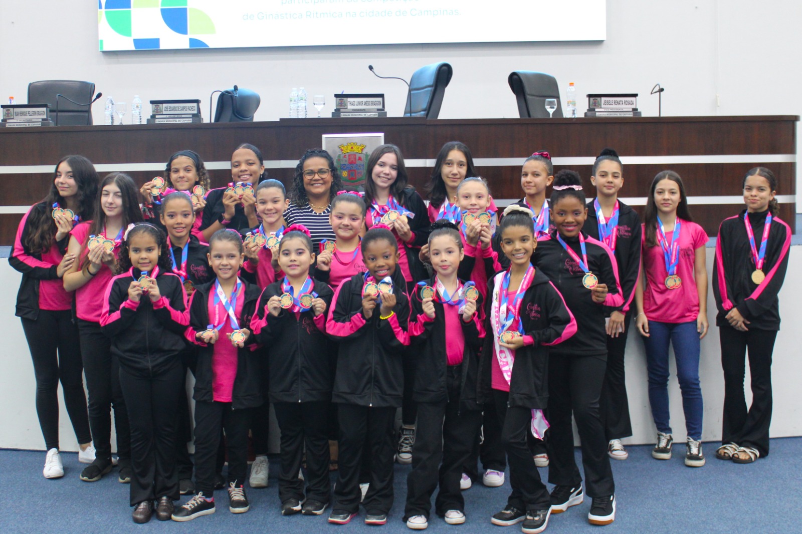 Alunas e equipe técnica do Atleta do Futuro são homenageadas por vereadora