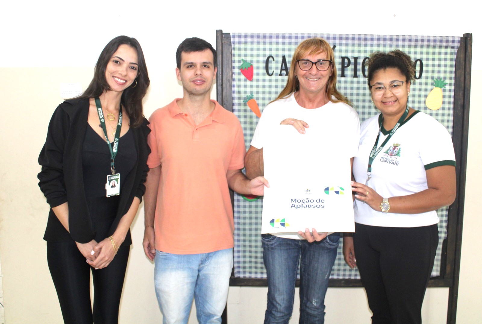 Vereador Ruan Henrique entrega Moção de Aplausos a merendeiras de escolas de Capivari