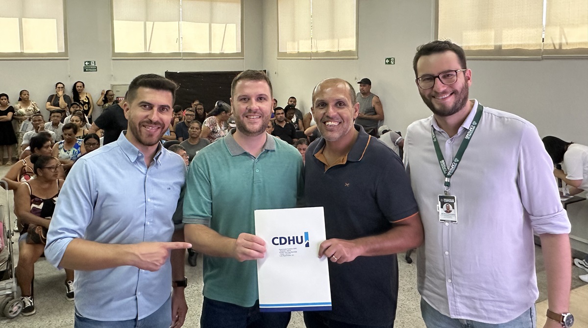 Thiago Braggion participa de entrega de títulos de posse de imóveis a 350 famílias