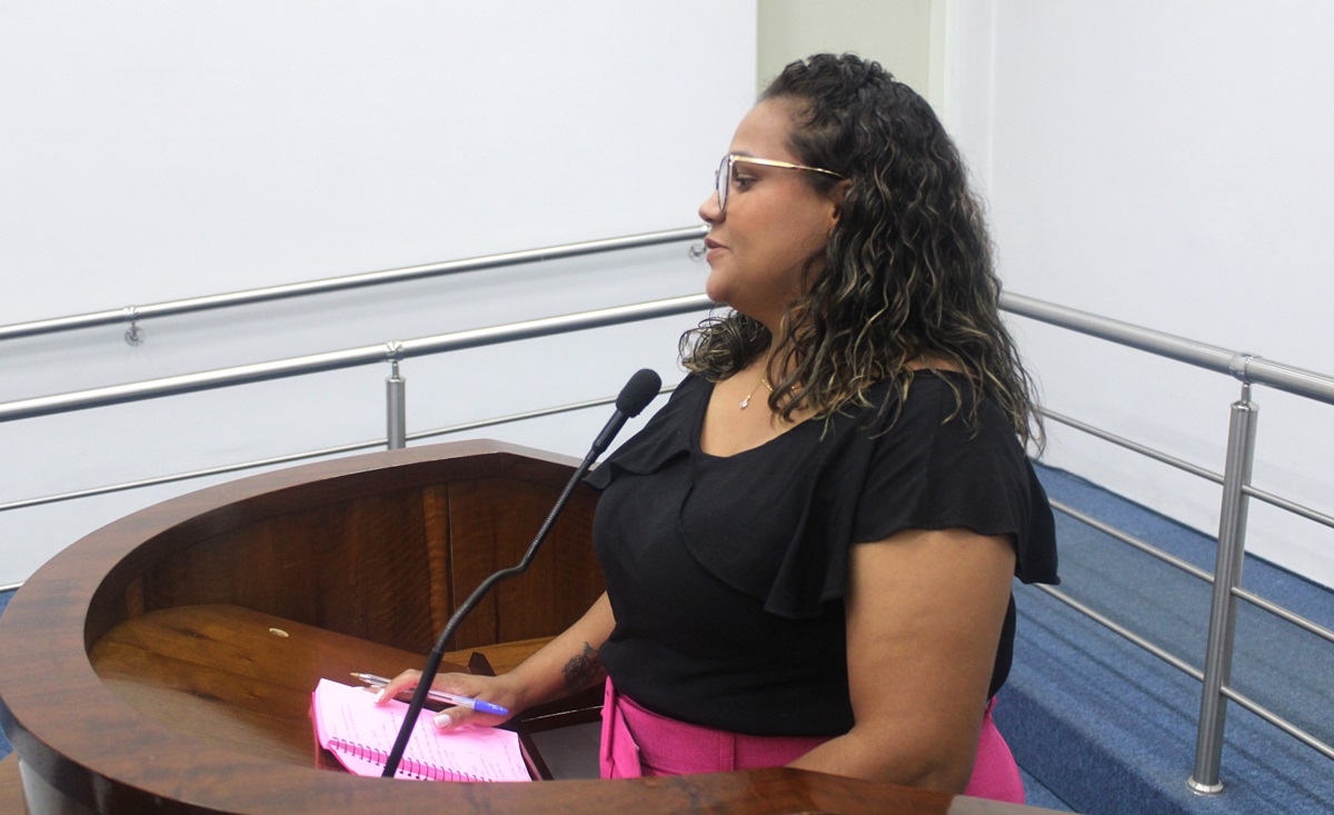 Material didático adaptado a crianças com deficiência é cobrado em sessão