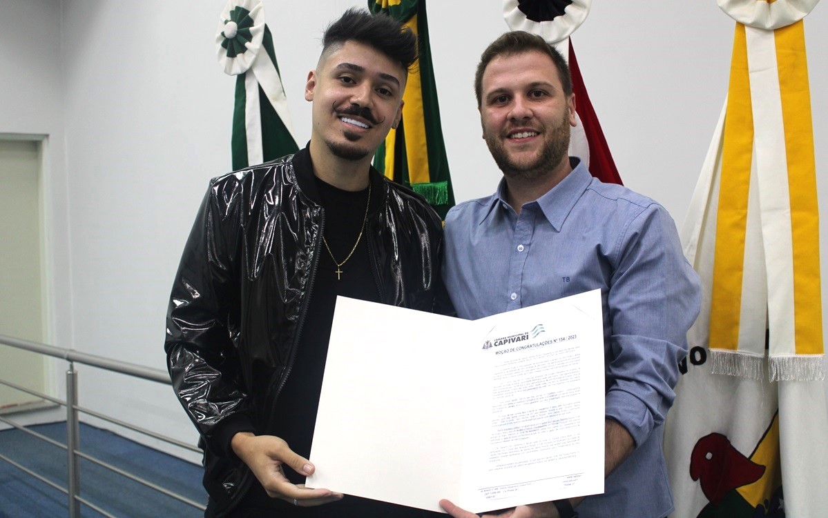 Músico Ale Pizzano recebe Moção de Congratulações do presidente Thiago Braggion
