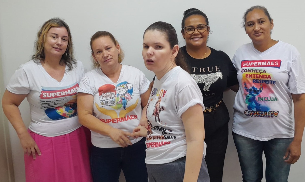 Vereadora Paloma Tatiane recebe membros do Projeto SUPERMÃES em seu gabinete