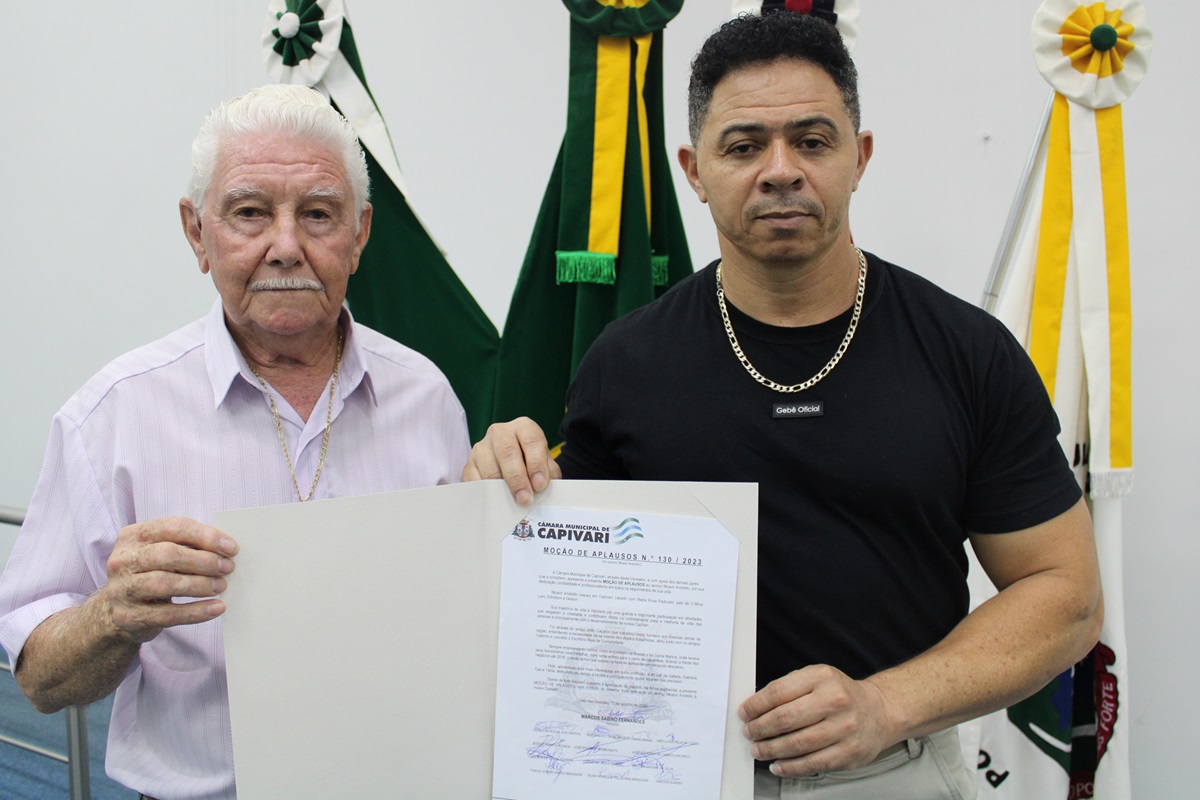 Vereador Marquinho Mineiro realiza a entrega de moção de aplausos na 36ª Sessão Ordinária