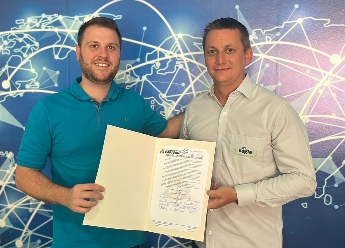 Presidente da Câmara Thiago Braggion entrega moção de congratulações para a empresa Eagle
