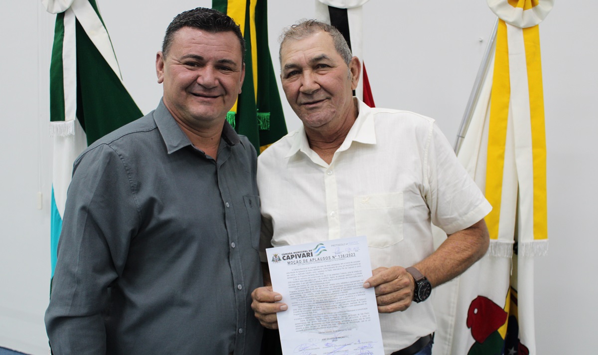 Vereador Dú Tambu entrega moção de aplausos pelo Dia do Radialista