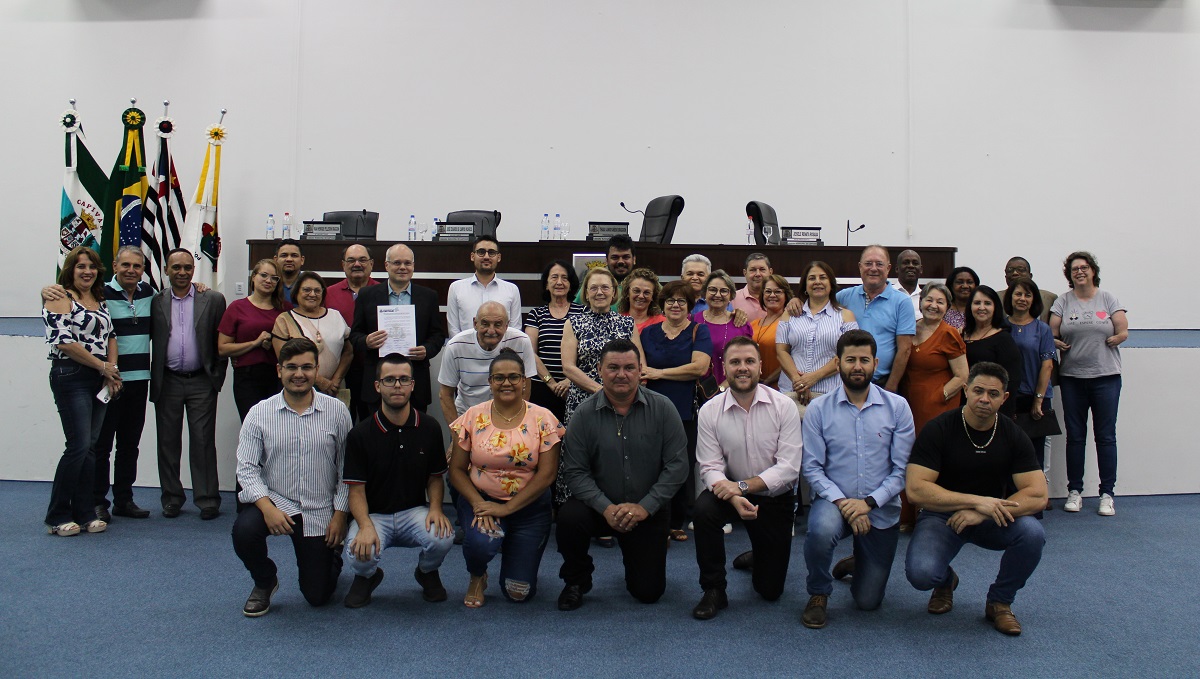 Vereador José Eduardo Pacheco realiza entrega de Moção para o Padre Jucimar Bitencourt