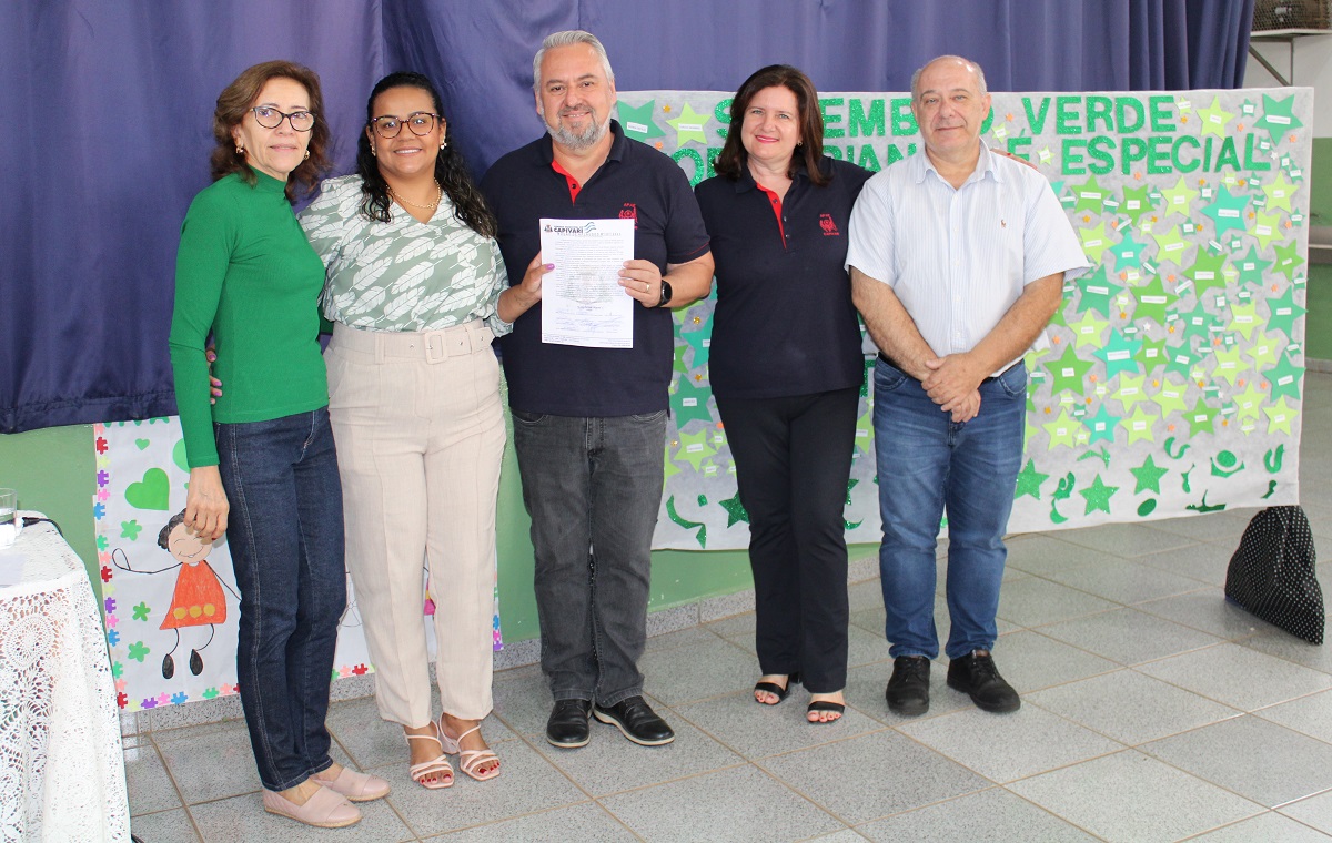 Paloma realiza entrega de homenagem aos educadores da APAE
