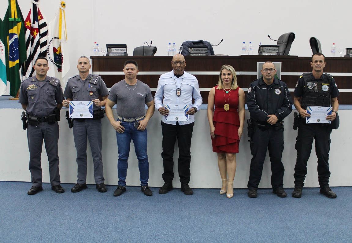 Vereador Marquinho Mineiro faz entrega de homenagens pelo Dia do Policial