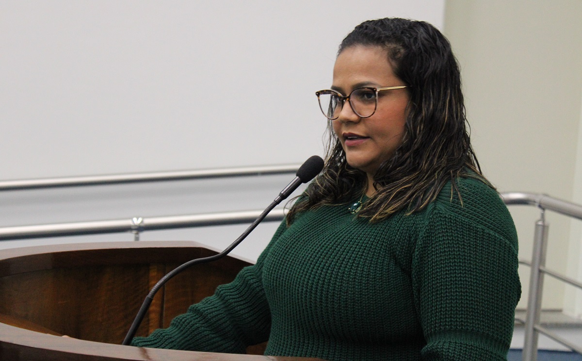 Vereadora Paloma pede contratação de servidores fixos para a manutenção da frota de veículos da Prefeitura