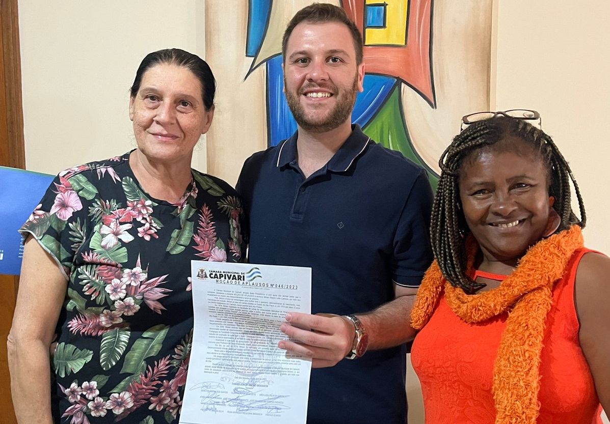 Servidora Miriam Cardoso é homenageada por presidente Thiago Braggion