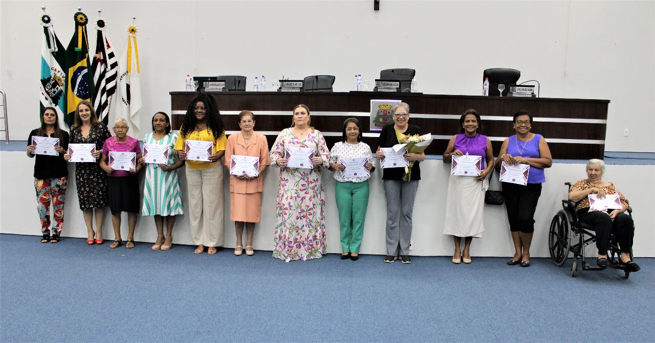 Vereadores de Capivari homenageiam mães
