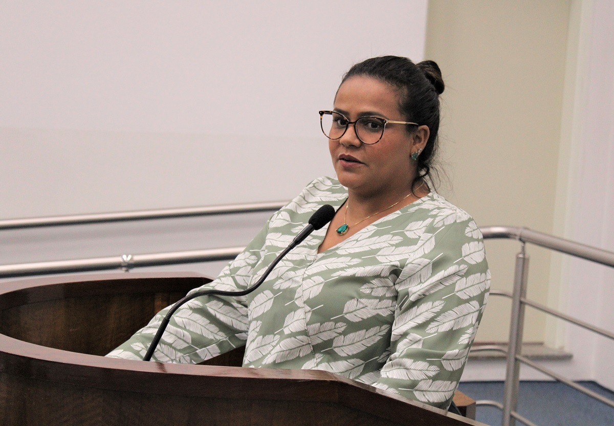 Vereadora Paloma pede pagamento em dinheiro de auxílio transporte aos servidores, rapidez nos exames de papanicolau e informações sobre atendimento preferencial às pessoas com fibromialgia