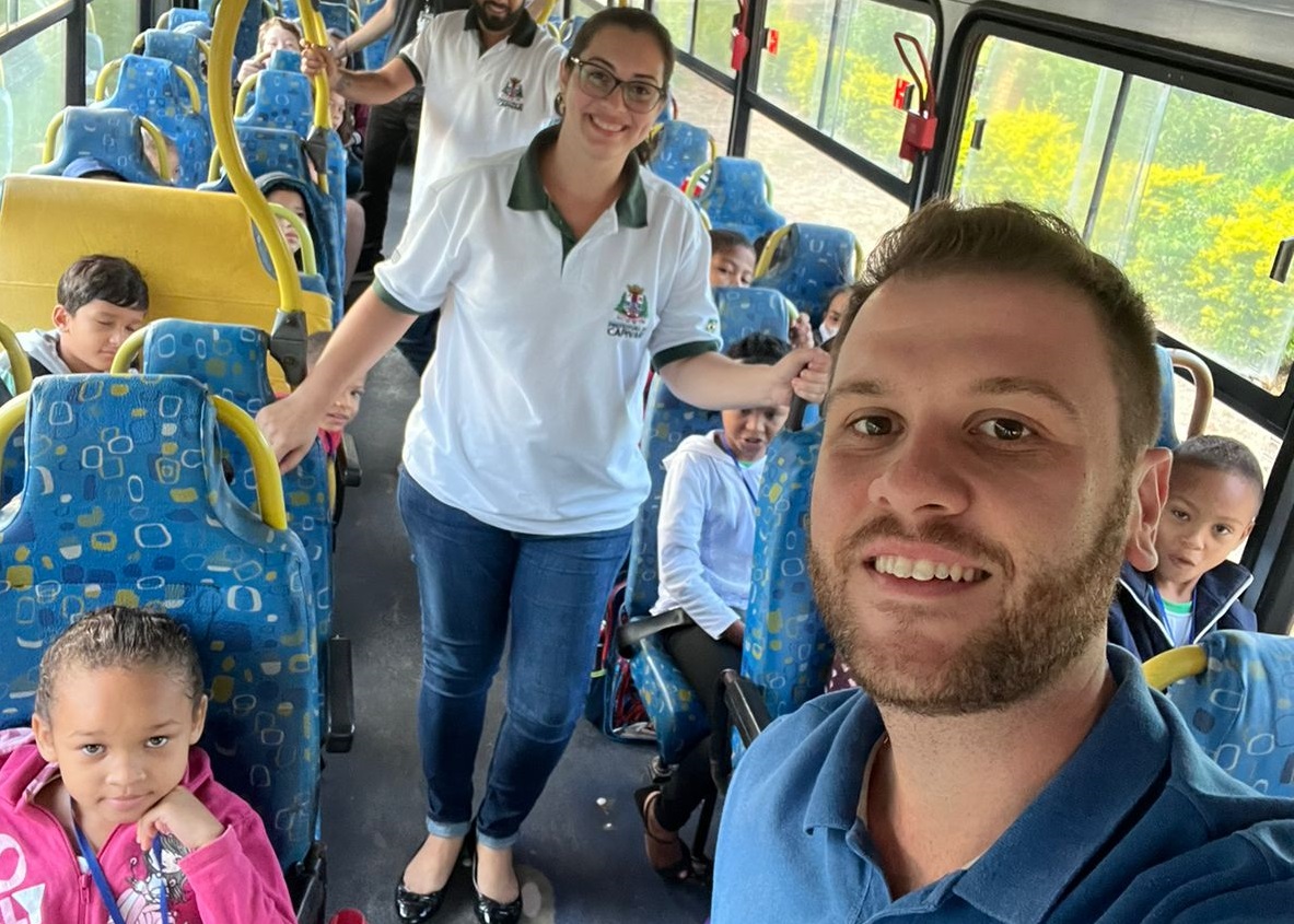 Presidente Thiago Braggion acompanha alunos durante trajeto de ônibus até a escola