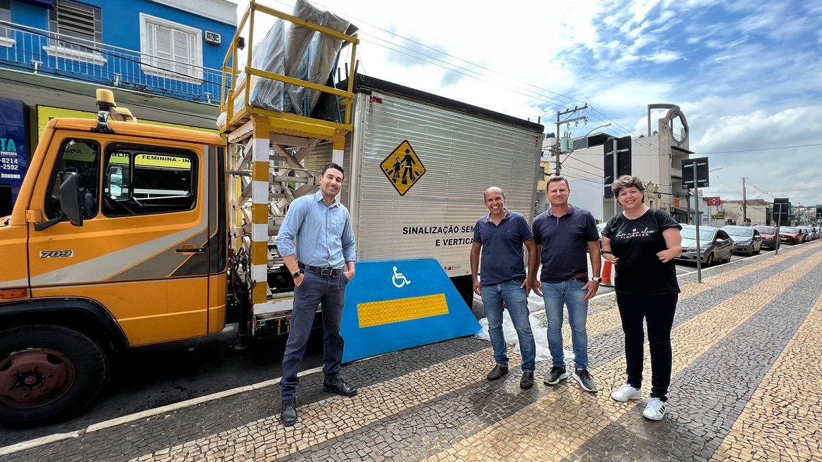 <strong>Vereadora Sele Rosada participa da instalação da primeira rampa com acessibilidade em Capivari</strong>