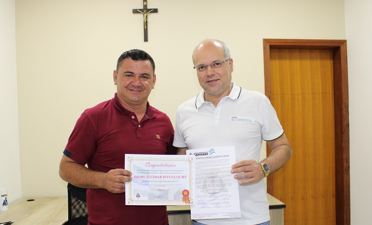 <strong>Presidente Du Tambú entrega Moção de Congratulações ao padre Jucimar</strong>