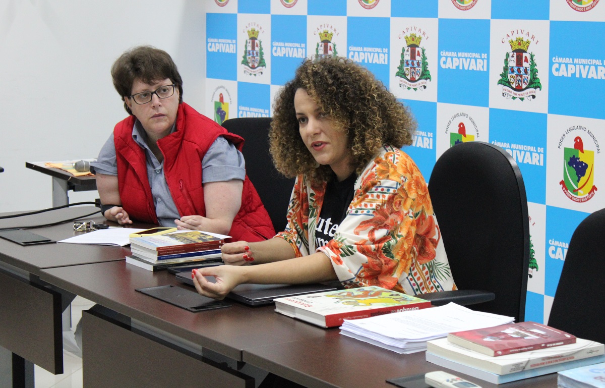 Lorena Faria fala com vereadores sobre cartilha infantil que aborda o Batuque de Umbigada