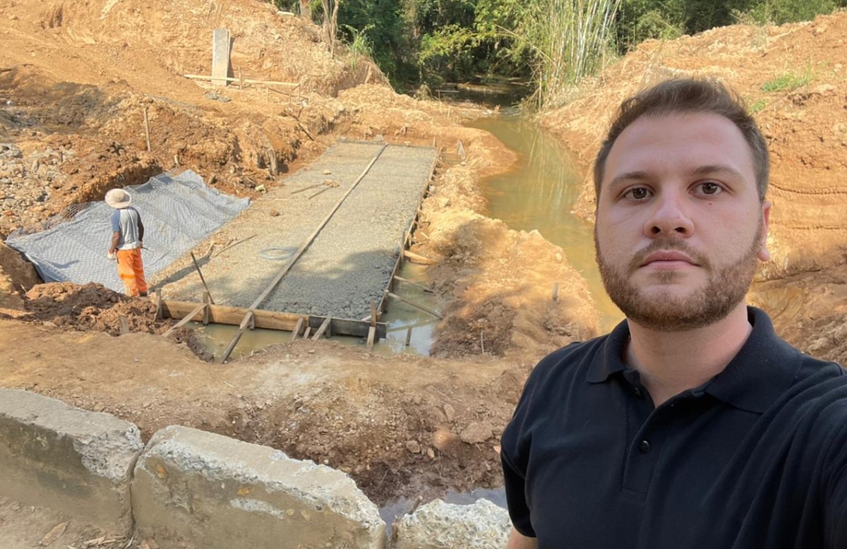Vereador Thiago Braggion fiscaliza ponte do bairro São João e critica empresa responsável por atraso na entrega da obra