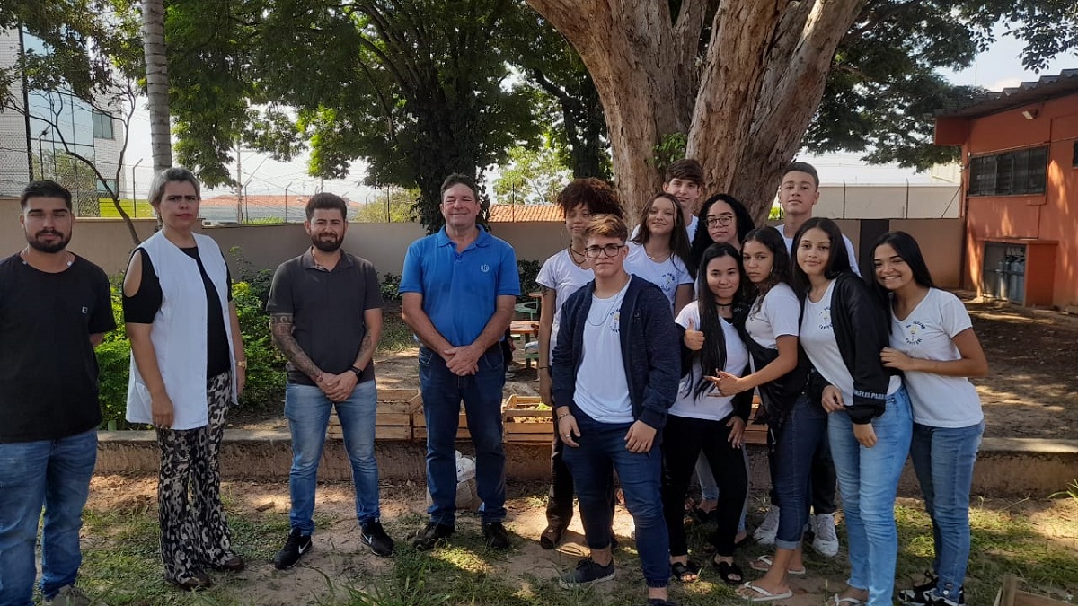 Vereador Sandro Modas participa de projeto de paisagismo com Diretoria de Meio Ambiente e alunos da escola Padre Fabiano