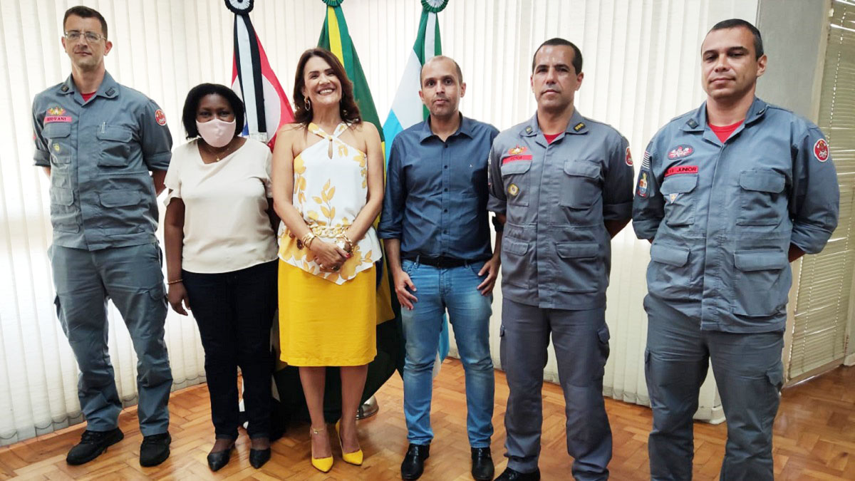 Vereadora Inês participa de reunião com deputada Valéria Bolsonaro, prefeito Vitor e membros do Corpo de Bombeiros