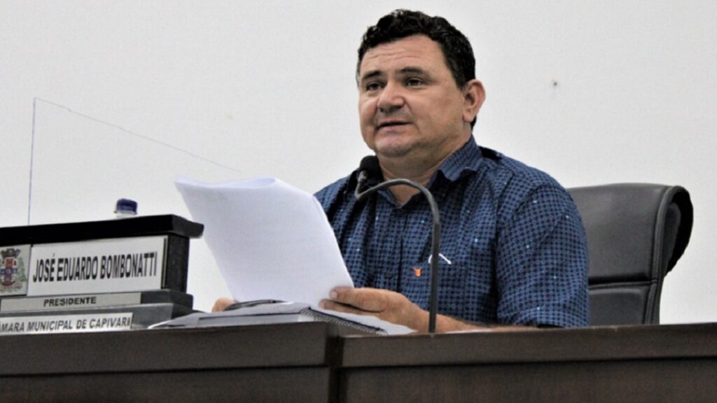 O presidente Du Tambú e outros 7 vereadores protocolam requerimento para convocação do Secretário de Desenvolvimento Social