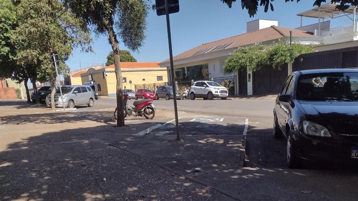 Vereadora Paloma Tatiane busca melhorias para o trânsito em frente à escola Augusto Castanho