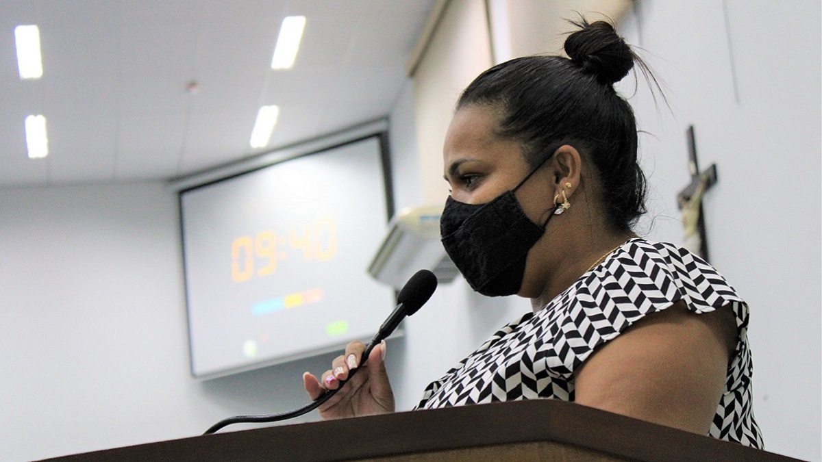 Vereadora Paloma Tatiane cobra por melhorias no trânsito próximo às escolas municipais