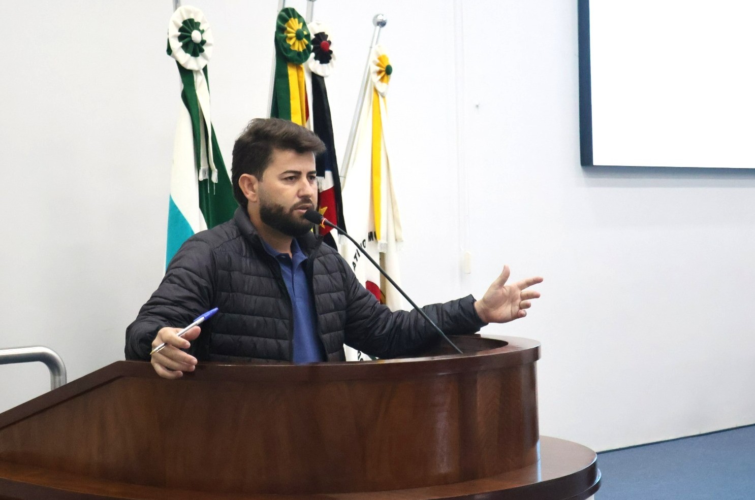 Vereador Sandro Modas solicita esclarecimentos ao Capivari Prev sobre contratação de jardinagem no novo prédio